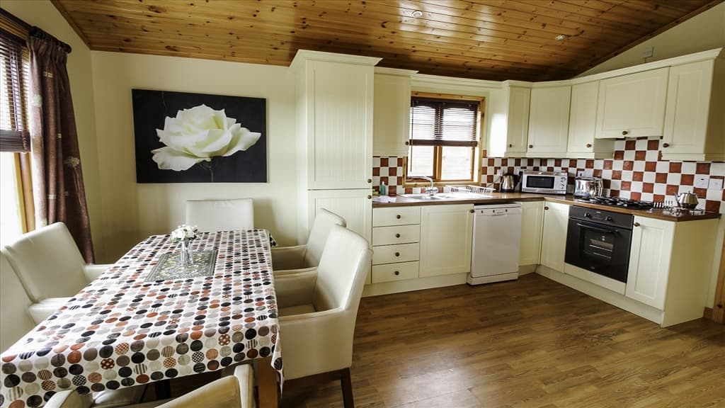 cabin-4-kitchen-table